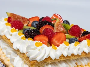 tarta de hojaldre crema y nata y frutas frescas
