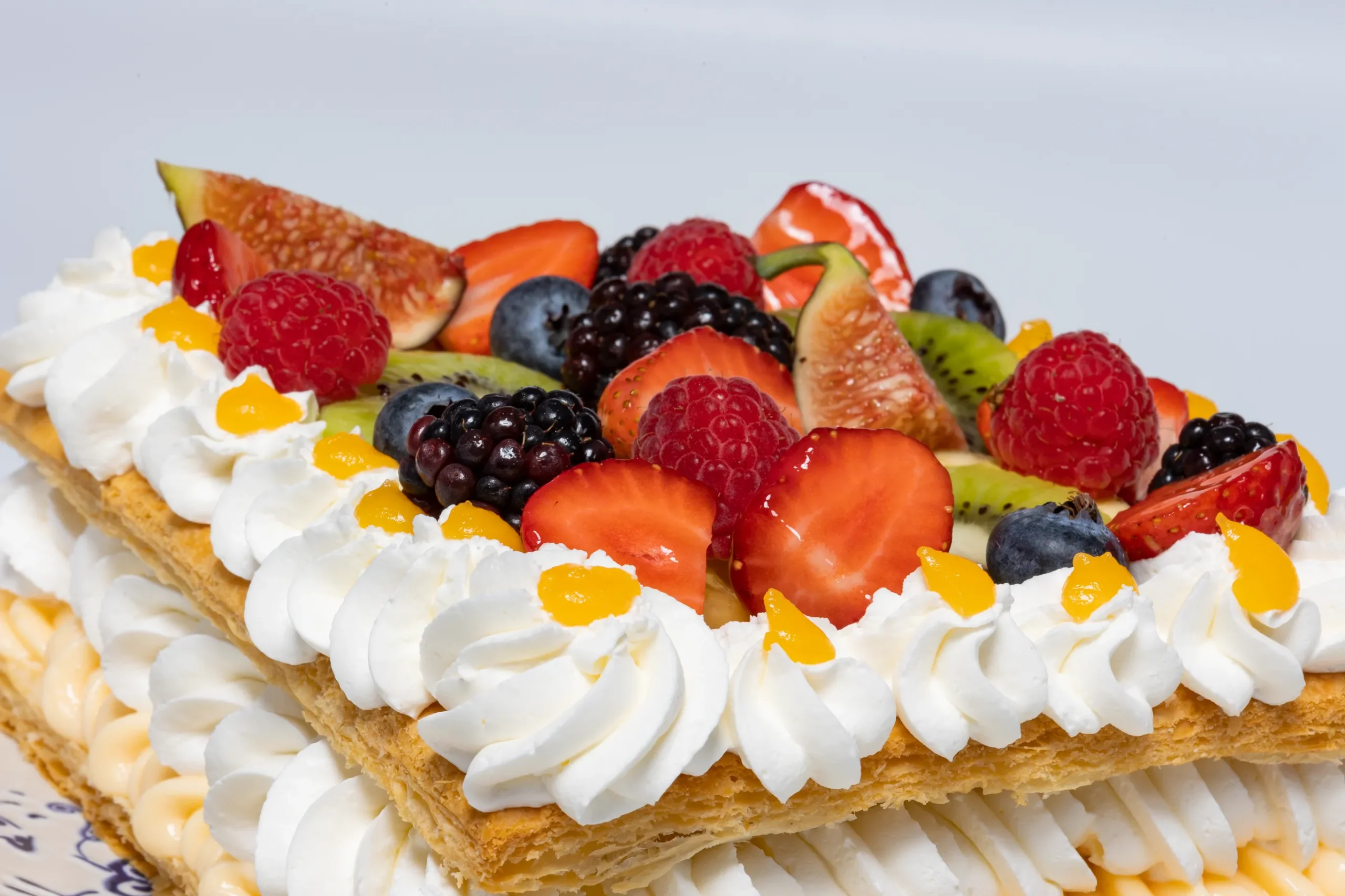 Tarta de hojaldre de frutas 1 tarta de hojaldre crema y nata y frutas frescas
