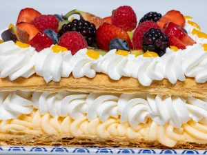 tarta de hojaldre crema y nata y frutas frescas