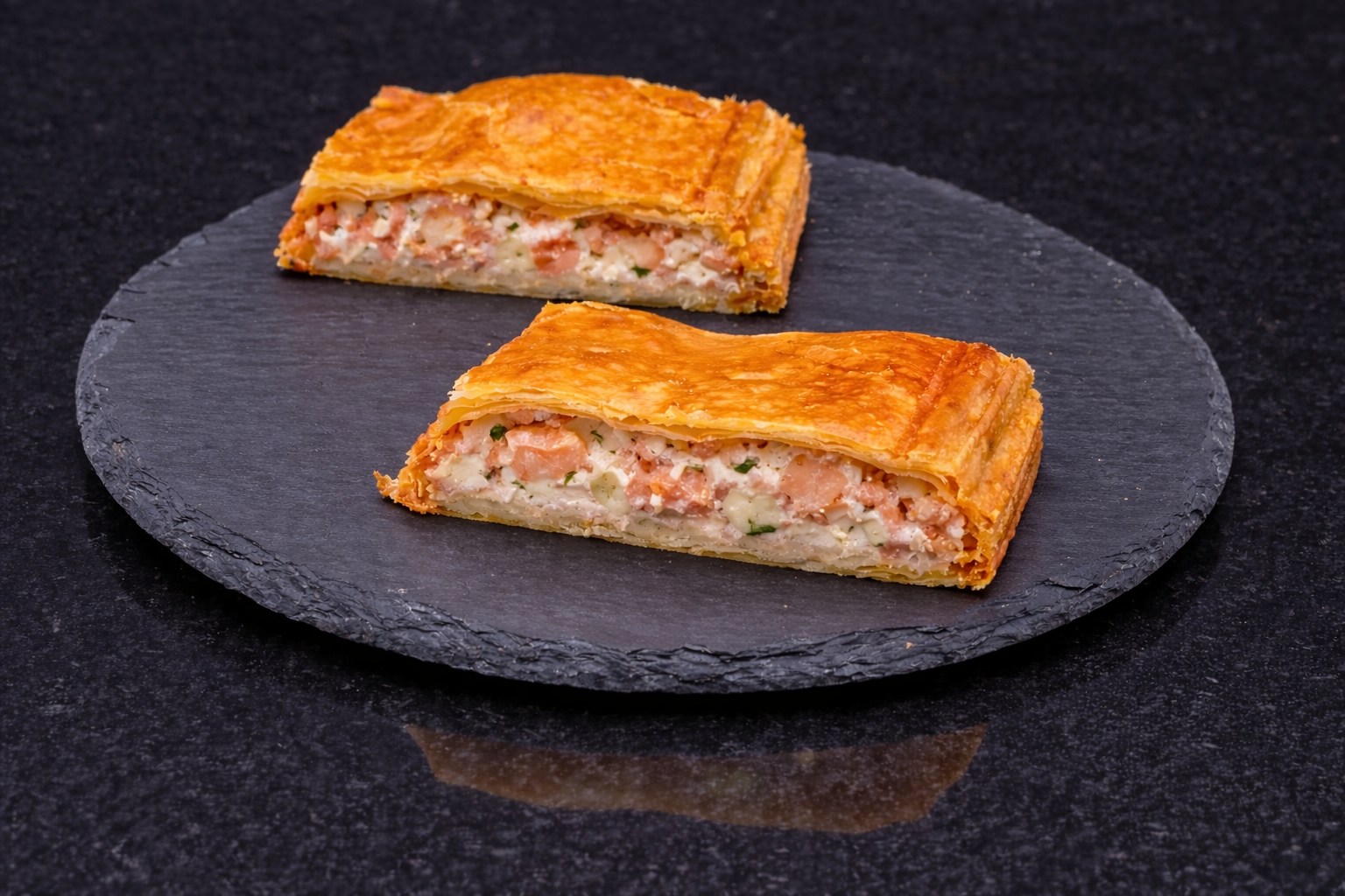 Empanada artesanal de salmón y queso crema 1 Empanada artesanal de salmón y queso crema